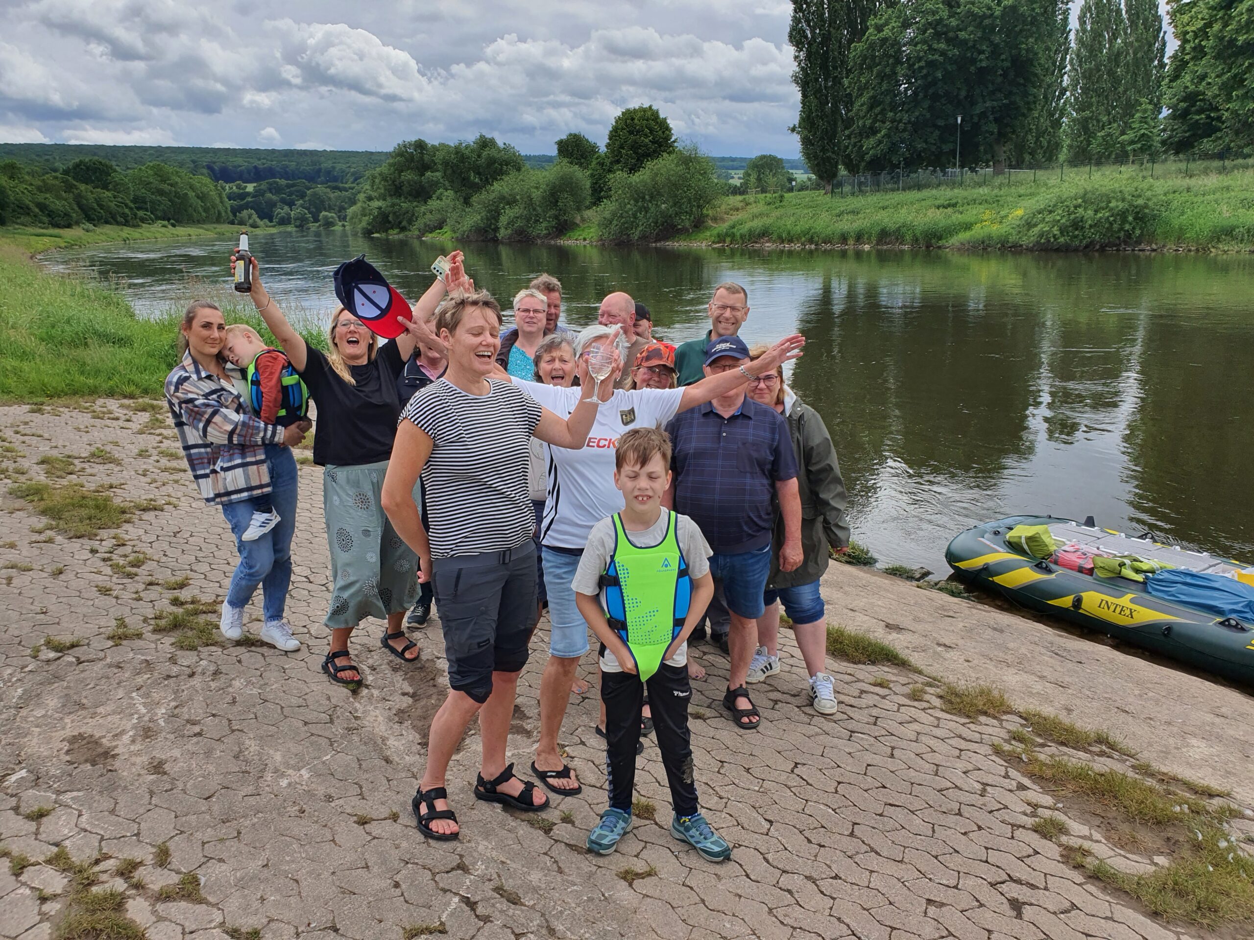 Schlauchbootabenteuer auf der Weser – Vereinsausflug am Samstag vor Pfingsten